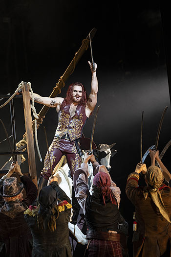 Der Piratenk&ouml;nig Daniel Gutmann bei "Die Piraten von Penzance" im G&auml;rtnerplatztheater (&copy;Foto: Anna Schnauss) 